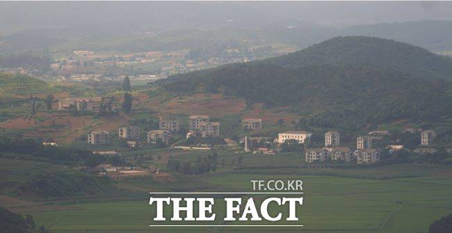지난 5일 김포 애기봉생태평공원 조강전망에서 본 북한 개풍군 선전마을./유명식기자