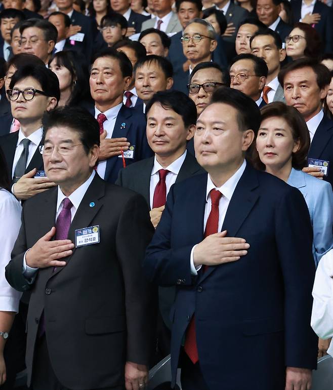 윤석열 대통령과 국민의힘 당권 주자들이 지난 4일 인천 남동체육관에서 열린 한국자유총연맹 창립 제70주년 기념식에서 국기에 경례하고 있다.    뒷줄 오른쪽부터 나경원, 원희룡, 한동훈 당대표 후보. /연합뉴스