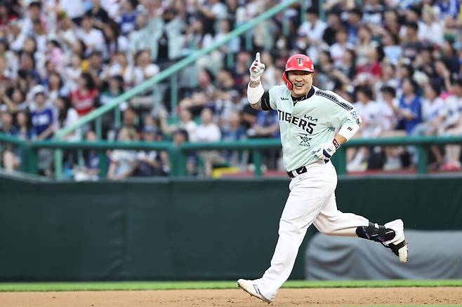 최형우(KIA 타이거즈)가 6일 인천SSG랜더스필드에서 열린 2024 KBO 올스타전에서 2회초 선두타자로 나서 솔로 홈런을 친 뒤 베이스를 돌고 있다. 연합뉴스