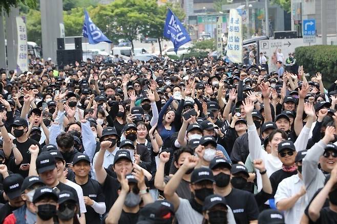 전국삼성전자노동조합이 5월24일 오후 서울 서초구 삼성사옥 앞에서 ‘문화행사’를 열고 있다. 김봉규 선임기자 bong9@hani.co.kr