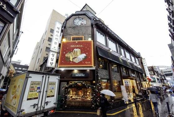 지난해 연말 대전시 중구 은행동 성심당 본점에서 고객들이 빵을 사기 위해 기다리고 있다. [중앙포토]