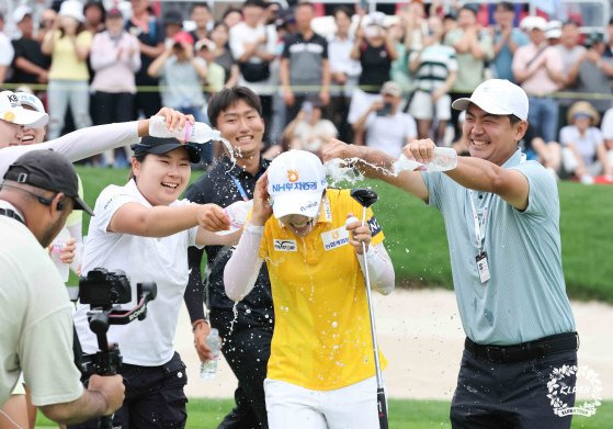 이가영(가운데)이 7일 롯데 오픈에서 우승한 뒤 축하 물 세례를 받고 있다. 사진 KLPGA