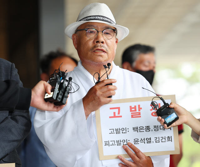 ▲ ‘명품 가방 의혹’ 관련 윤석열 대통령과 부인 김건희 여사를 고발한 인터넷 매체 서울의소리 백은종 대표가 지난 5월 20일 오후 고발인 신분으로 조사를 받기 위해 서울 서초구 서울중앙지검에 출석하고 있다. 연합뉴스