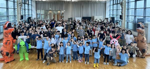 서울 강동구 푸른사랑의교회 성도 전원이 지난 5월 세대통합예배인 ‘패밀리예배’를 드린 뒤 기념촬영을 하고 있다. 푸른사랑의교회 제공