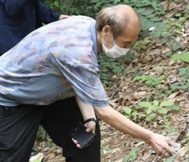 피해자 유족들은 경찰과 정부를 상대로 소송을 제기했다. 사진은 지난 2020년 7월7일 김양의 위령제를 지내고 있는 김양의 아버지. /사진=뉴시스