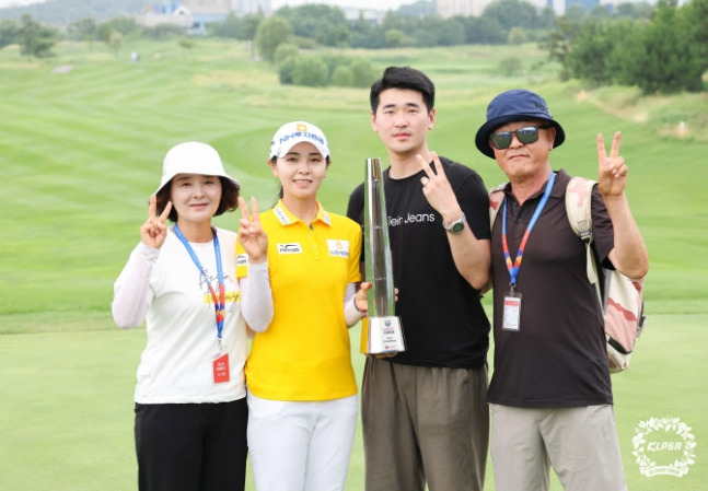 이가영이 KLPGA 투어 롯데 오픈 우승 후 가족과 함께 기념 촬영을 하고 있다. /사진= KLPGA