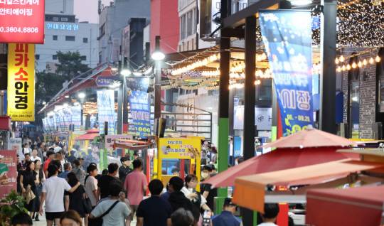 6일 개장한 포항 중앙상가 영일만 친구 야시장이 시민들로 북적이고 있다. 포항시청 제공