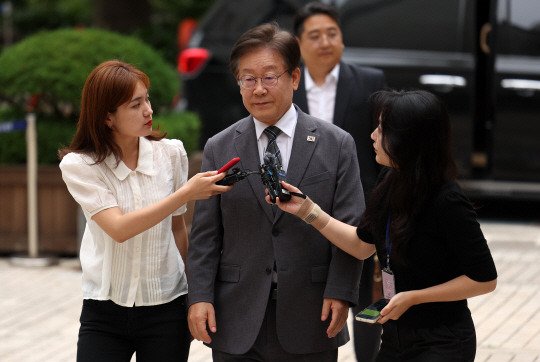 이재명 더불어민주당 전 대표가 5일 서울 서초구 서울중앙지법에서 열린 대장동 배임 및 성남FC 뇌물 의혹 사건 1심 36차 공판에 출석하고 있다. 뉴시스