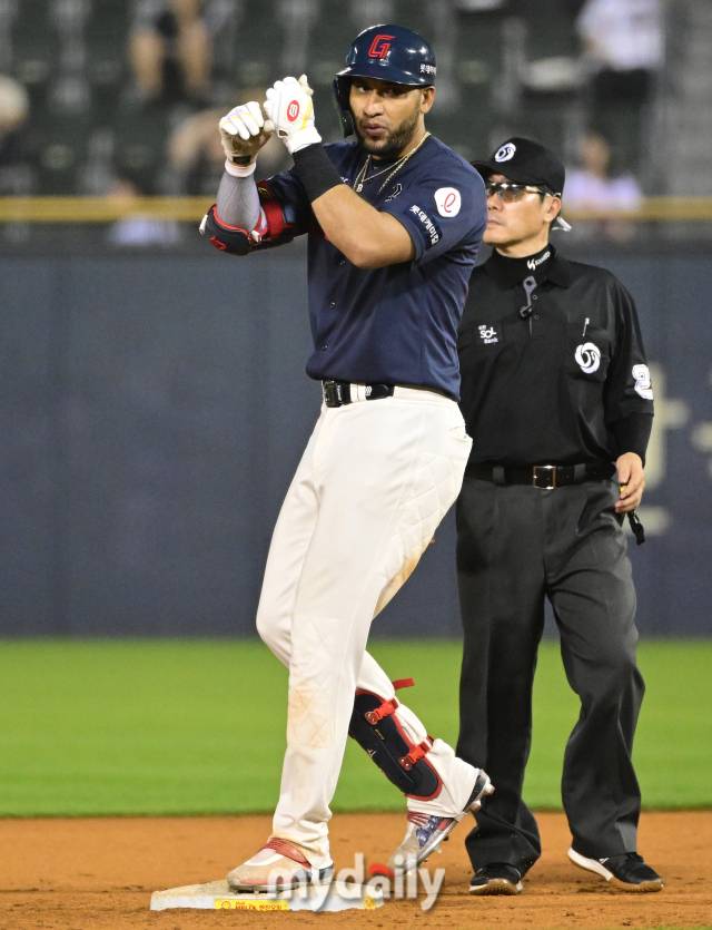 2024년 7월 3일 서울 잠실야구장에서 '2024 신한 SOL Bank KBO리그' 롯데 자이언츠와 두산 베어스의 경기가 열렸다. 롯데 레이예스가 8회초 1사 후 2루타를 친 뒤 기뻐하고 있다./마이데일리