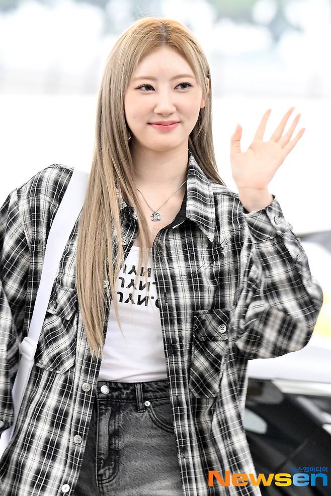 6월 22일 인천공항을 통해 출국하는 멤버 라미, 수수함에 포인트를 준 체크무늬 긴팔 재킷에 짧은 데님팬츠.