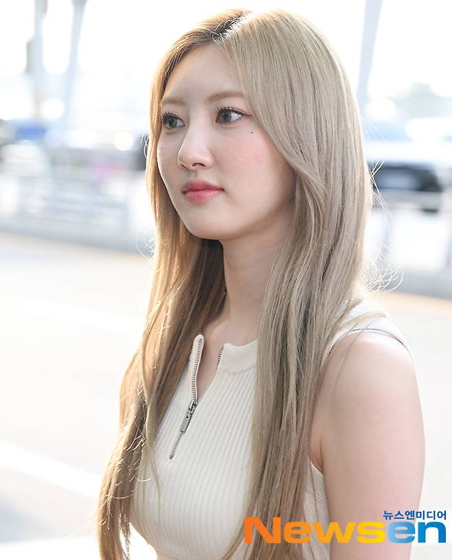 지난 6월 14일 인천공항에서 출국하는 라미, ‘생머리 여신 그 자체’