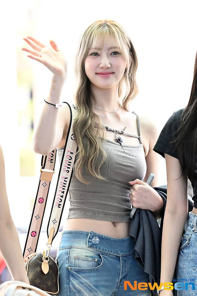 지난 6월 6일 인천공항에서 출국하는 라미, 끈 민소매에 데님 팬츠로 ‘생머리 여신의 정석’