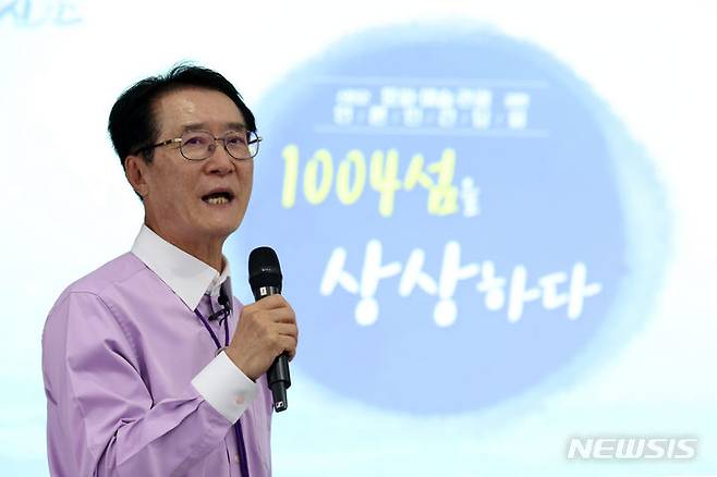 [신안=뉴시스] 박진희 기자 = 박우량 신안군 군수가 6일 전남 신안군 저녁노을미술관에서 '신안군 문화·예술·관광' 관련 기자간담회를 하고 있다. 2024.07.06. pak7130@newsis.com