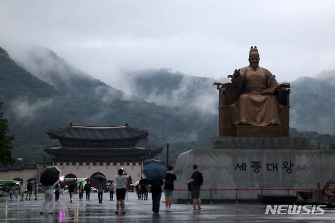 [서울=뉴시스] 김명년 기자 = 비가 내린 7일 오후 서울 종로구 광화문광장에서 바라본 북악산에 운무가 끼어있다. 2024.07.07. kmn@newsis.com