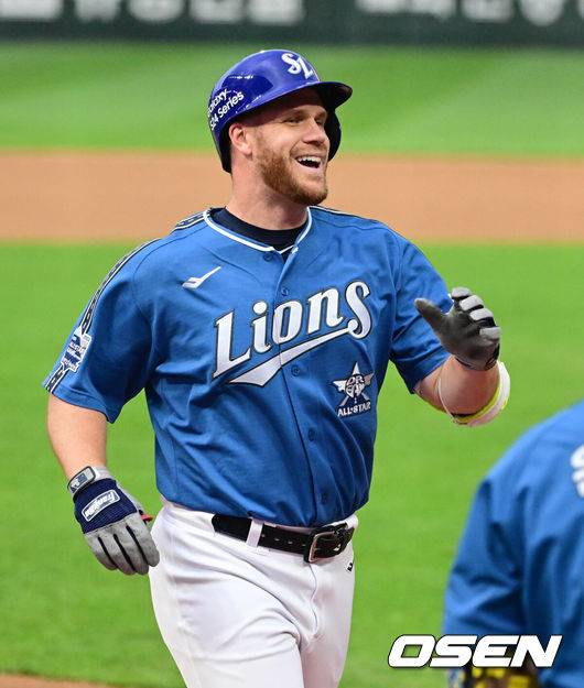 [OSEN=인천, 지형준 기자] 6일 오후 인천 SSG랜더스필드에서 ‘2024 신한 SOL BANK KBO리그’ 올스타전이 열렸다.인천에서 프로야구 올스타전이 열리는 것은 2008년 이후 16년 만이다.&nbsp;4회말 드림 올스타 삼성 맥키넌이 투런포를 날리며 기뻐하고 있다. 2024.07.05 / jpnews@osen.co.kr