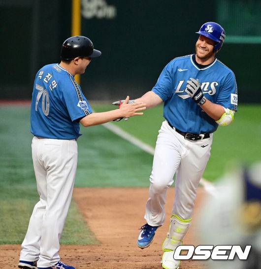 [OSEN=인천, 지형준 기자] 6일 오후 인천 SSG랜더스필드에서 ‘2024 신한 SOL BANK KBO리그’ 올스타전이 열렸다.인천에서 프로야구 올스타전이 열리는 것은 2008년 이후 16년 만이다.&nbsp;4회말 드림 올스타 삼성 맥키넌이 투런포를 날리며 박진만 감독과 하이파이브를 하고 있다. 2024.07.05 / jpnews@osen.co.kr