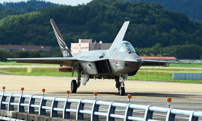 KF-21 시제1호기가 시험비행을 마치고 착륙해 이동하고 있다. 세계일보 자료사진