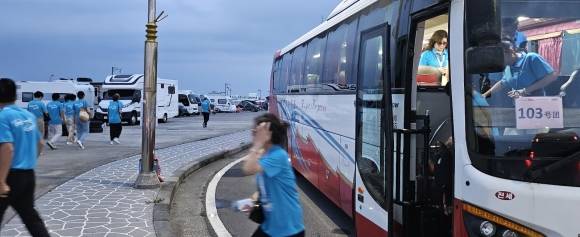 지난달 21일 이호테우해변 주차장에 도착한 중국인 크루즈관광객 전세버스의 모습. 103호차라고 붙어있다. 제주 강동삼 기자