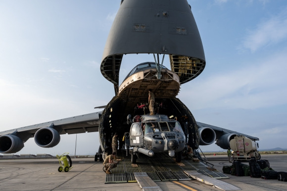 헬기를 내리고 있는 C-17 수송기. 미 공군 제공