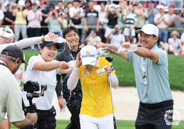 이가영이 KLPGA 투어 롯데 오픈에서 우승을 확정지은 후 동료들의 축하 물세례를 받고 있다. 사진 제공=KLPGA