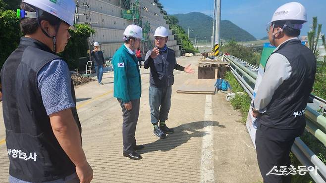 부산항만공사가 부산항 신항 남컨테이너부두 항만배후단지와 진해신항 건설 예정지에 대한 현장점검을 하고 있다. (사진제공=부산항만공사)