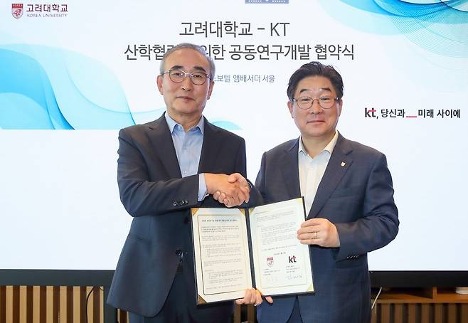  AICT 응용기술 공동연구개발을 위한 업무협약을 맺은 김영섭 KT 대표(왼쪽)와 김동원 고려대 총장. 사진제공｜KT