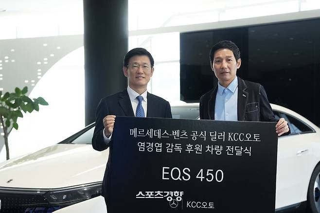 염경엽 LG 감독이 지난 5일 메르세데스 벤츠 홍보대사로 위촉돼 류인진 KCC오토 대표이사와 함께 기념촬영 하고 있다. KCC오토 제공