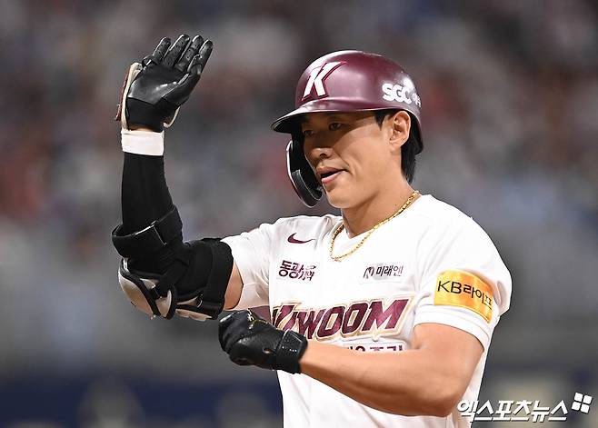 키움 내야수 송성문은 6일 인천 SSG랜더스필드에서 열린 '2024 신한 SOL Bank KBO 리그 올스타전'에서 나눔 올스타로 출전했다. 6회말 대수비로 나선 송성문은 생애 첫 올스타전을 경험했다. 엑스포츠뉴스 DB