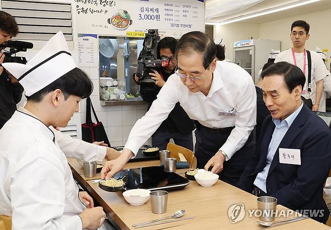 식사 서빙하는 한덕수 총리 (서울=연합뉴스) 최재구 기자 = 한덕수 국무총리가 7일 서울 종로구 청년밥상문간 슬로우점을 방문해 경계선지능 청년과 보호자들을 격려하고 식사를 서빙하고 있다. 2024.7.7 jjaeck9@yna.co.kr