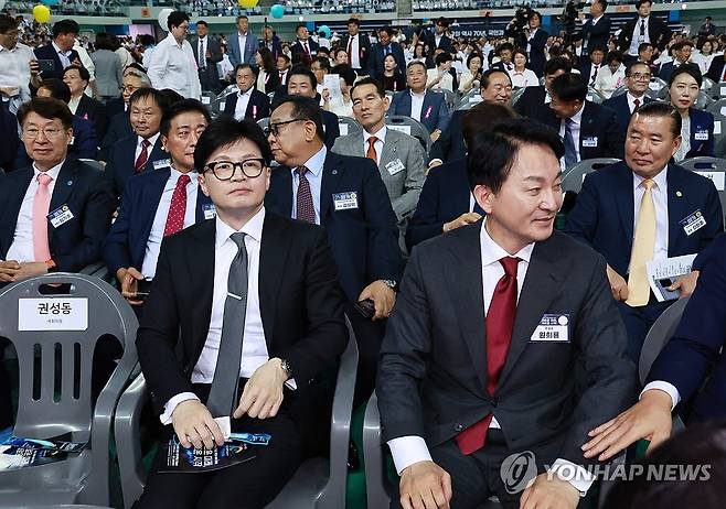 행사 참석한 국민의힘 한동훈-원희룡 당대표 후보 (인천=연합뉴스) 홍해인 기자 = 국민의힘 당대표 후보인 한동훈 전 비대위원장과 원희룡 전 국토교통부 장관이 4일 인천 남동체육관에서 열린 한국자유총연맹 창립 제70주년 기념식에 참석하고 있다. 2024.7.4 hihong@yna.co.kr