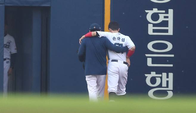 4일 창원NC파크에서 열린 2024 KBO 리그 SSG랜더스 대 NC다이노스 경기. NC 우익수 손아섭이 2회 초 NC 중견수 박민우와 수비 중 충돌 후 부축을 받으며 그라운드에서 나가고 있다. 사진=연합뉴스