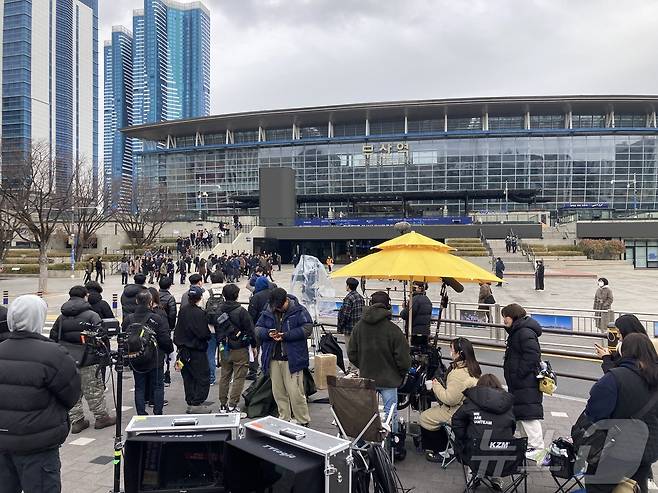 넷플릭스 '돌풍' 부산역 광장 촬영현장 스틸컷(부산영상위원회 제공)