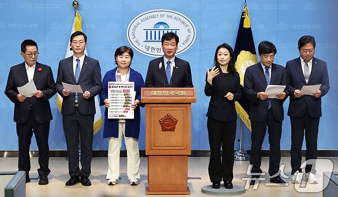 박균택 의원을 비롯한 국회 법제사법위원회 소속 더불어민주당 의원들이 8일 오전 서울 여의도 국회 소통관에서 기자회견을 열고, 해병대 수사 외압 및 검찰 특활비 부정사용 의혹에 대한 신속수사를 촉구하고 있다. 2024.7.8/뉴스1 ⓒ News1 구윤성 기자