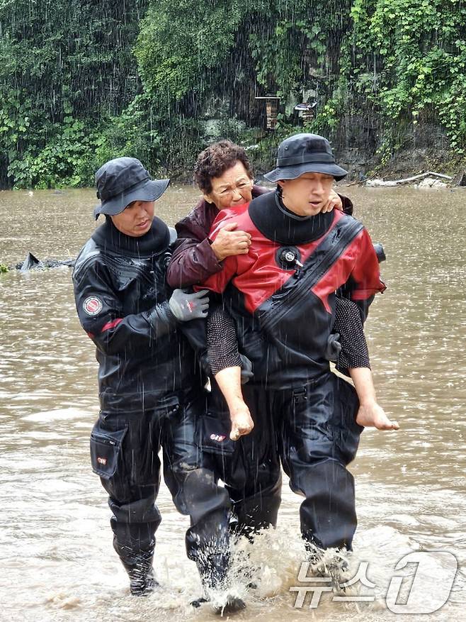 8일 경북도소방본부 구조대원들이 폭우에 고립됐던 경북 안동시 임동면 대곡면 주민들을 안전한 곳으로 대피시키고 있다. (경북도소방본부제공) 2024.7.8/뉴스1 ⓒ News1 최창호 기자