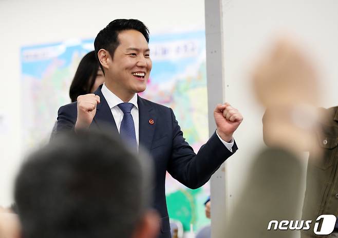 제22대 국회의원 선거 제주시을 선거구에 출마한 더불어민주당 김한규 후보가 4월10일 오후 제주시 이도2동에 마련된 본인 선거사무실에서 개표 진행 상황을 지켜보며 환호하고 있다.(제주도사진기자회)2024.4.10./뉴스1 ⓒ News1 오미란 기자