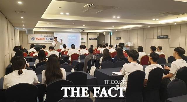 8일 '반도체장비 유지·보수 전문인력 양성사업 리더십 및 취업 역량강화 캠프'를 마친 교수와 학생들이 기념사진을 촬영하고 있다./영남이공대학교