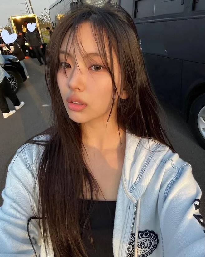 긴 생머리에서 자연스럽게 흘러내린 듯한 위스피 뱅 스타일을 보여준 혜인. @newjeans_official