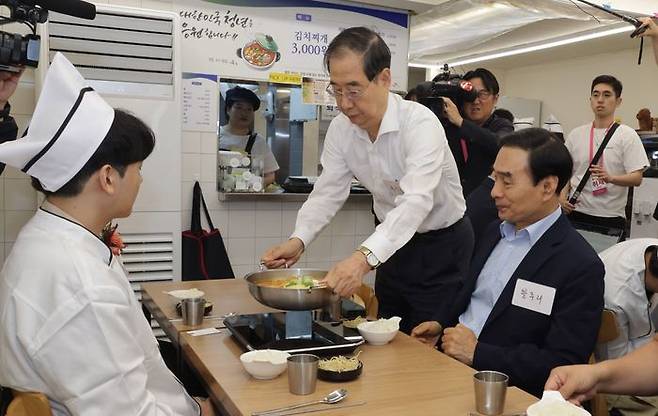 한덕수 국무총리가 7일 오전 경계선 지능 청년 상생 일터인 서울 종로구 청년밥상문간 슬로우점을 찾아 경계성 지능 청년과 보호자들을 격려한 후 식사 서빙을 하고 있다. (공동취재) ⓒ뉴시스