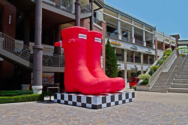 파주 프리미엄 아울렛 센트럴스퀘어에 전시 중인 4m 높이의 초대형 헌터 레인부츠 조형물ⓒ신세계사이먼