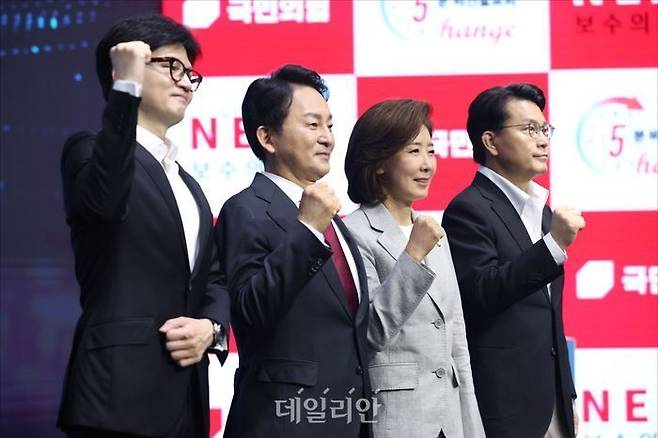 한동훈, 원희룡, 나경원, 윤상현 국민의힘 당대표 후보가 지난 2일 오전 서울 강서구 ASSA아트홀에서 열린 ‘체인지 5분 비전발표회’에서 정견 발표에 앞서 기념촬영을 하고 있다. ⓒ국회사진취재단