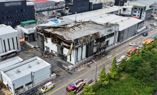 지난 6월 25일 오전 현장 감식을 앞둔 경기도 화성시 서신면 리튬전지 공장 화재 현장. 지난 24일 오전 10시 31분 화성시 서신면 전곡리 소재 리튬전지 업체 공장에서 불이 났다. 이 불로 22명이 숨지고, 8명이 중경상을 입었다. 1명은 연락이 두절된 상태이다. [사진공동취재단]