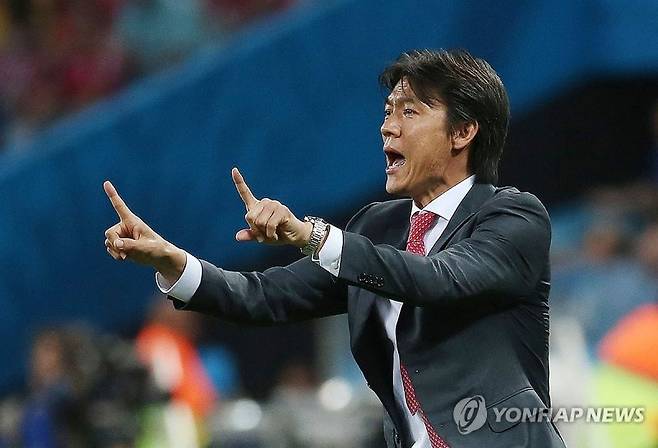 축구 국가대표팀 사령탑으로 내정된 홍명보 울산 HD 감독. 지난 2014년 6월 2014 브라질 월드컵 조별리그 H조 3차전 한국과의 벨기에의 경기가 열린 브라질 상파울루 코린치앙스 경기장에서 전반전 홍명보 감독이 선수들에게 작전 지시를 하고 있다. / 사진 = 연합뉴스