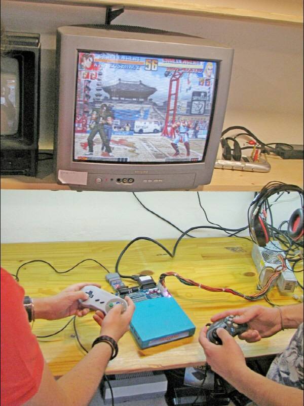 이렇게 기판을 연결하고 조이패드로 게임을 즐길 수 있다.