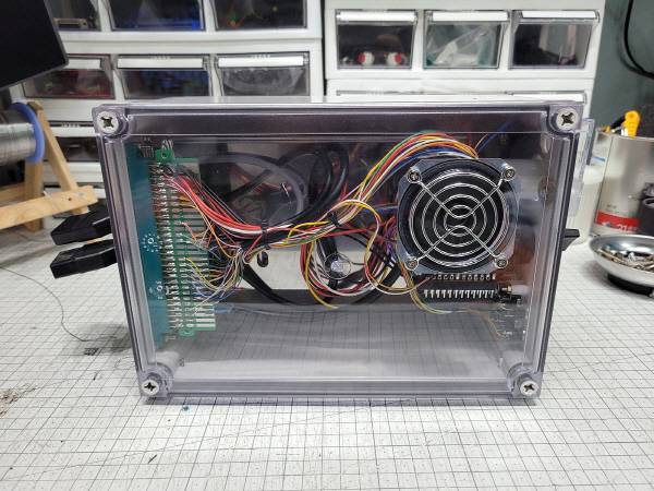 투명한 케이스로 안쪽의 구성이 훤히 보인다