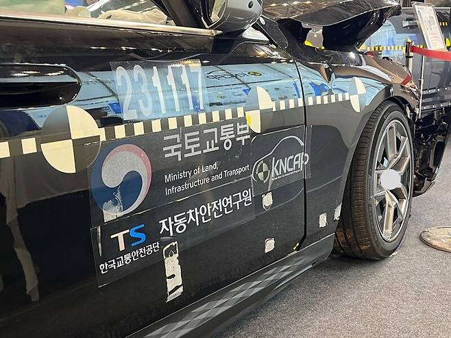 안전도 평가에 사용된 자동차 모델. 국토교통부 로고와&nbsp;한국교통안전공단 자동차안전연구원의 로고가 인상적이다.