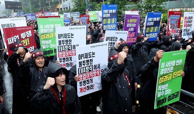 조합원들이 손팻말을 들고 구호를 외치고 있다. 김영원 기자