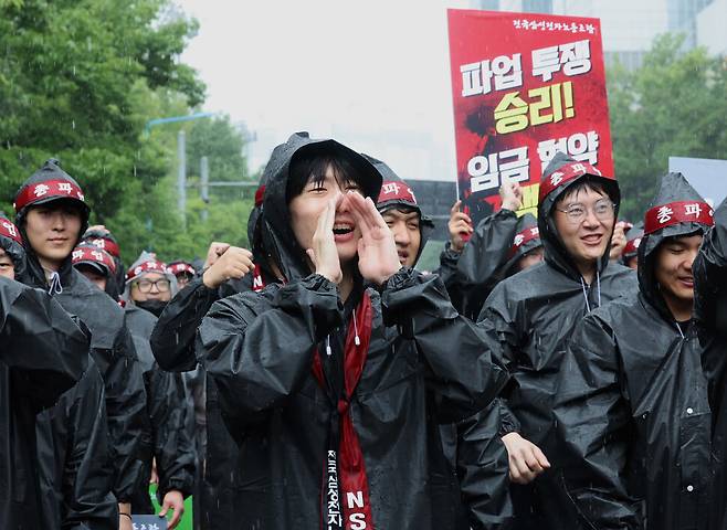 조합원들이 무대를 향해 환호하고 있다. 김영원 기자