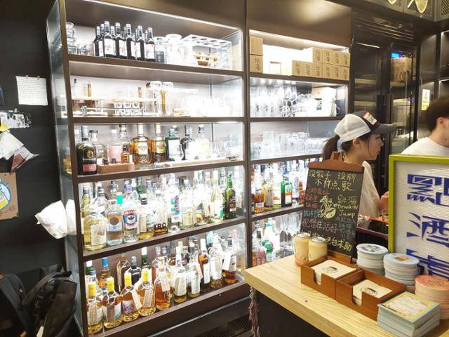 지난달 29일 중국 베이징 차오양구 한 칵테일 바에 수십 가지 종류의 브랜디와 위스키가 진열돼 있다. 최근 중국 젊은이들 사이에서 칵테일 인기가 커지며 양주 수요가 늘고 있다. 베이징= 조영빈 특파원