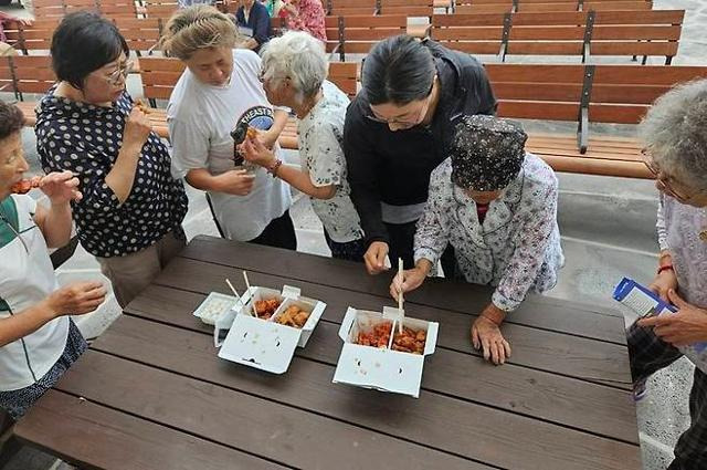 지난 3일 제주 제주시 비양도 주민들이 드론으로 배달된 치킨을 험께 맛보고 있다. 제주도 제공