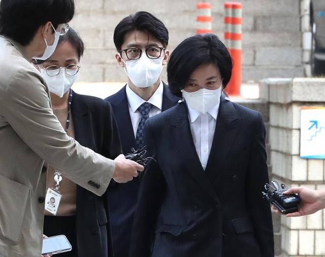 이정근(오른쪽) 전 더불어민주당 사무부총장이 2022년 9월 30일 오전 서울 서초구 서울중앙지법에서 열린 구속 전 피의자심문에 출석하고 있다. 뉴스1